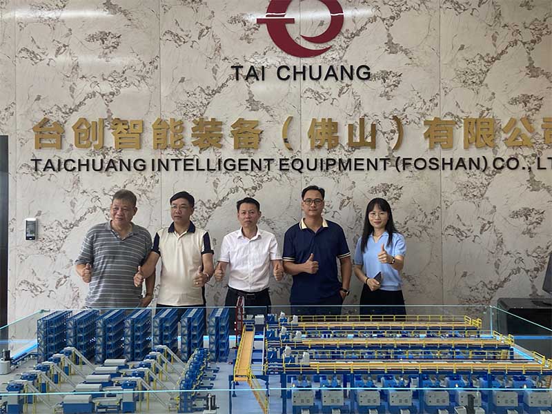 Клиент из Вьетнама посетил компанию TAICHUANG Intelligent для сотрудничества с гайкорезным оборудованием